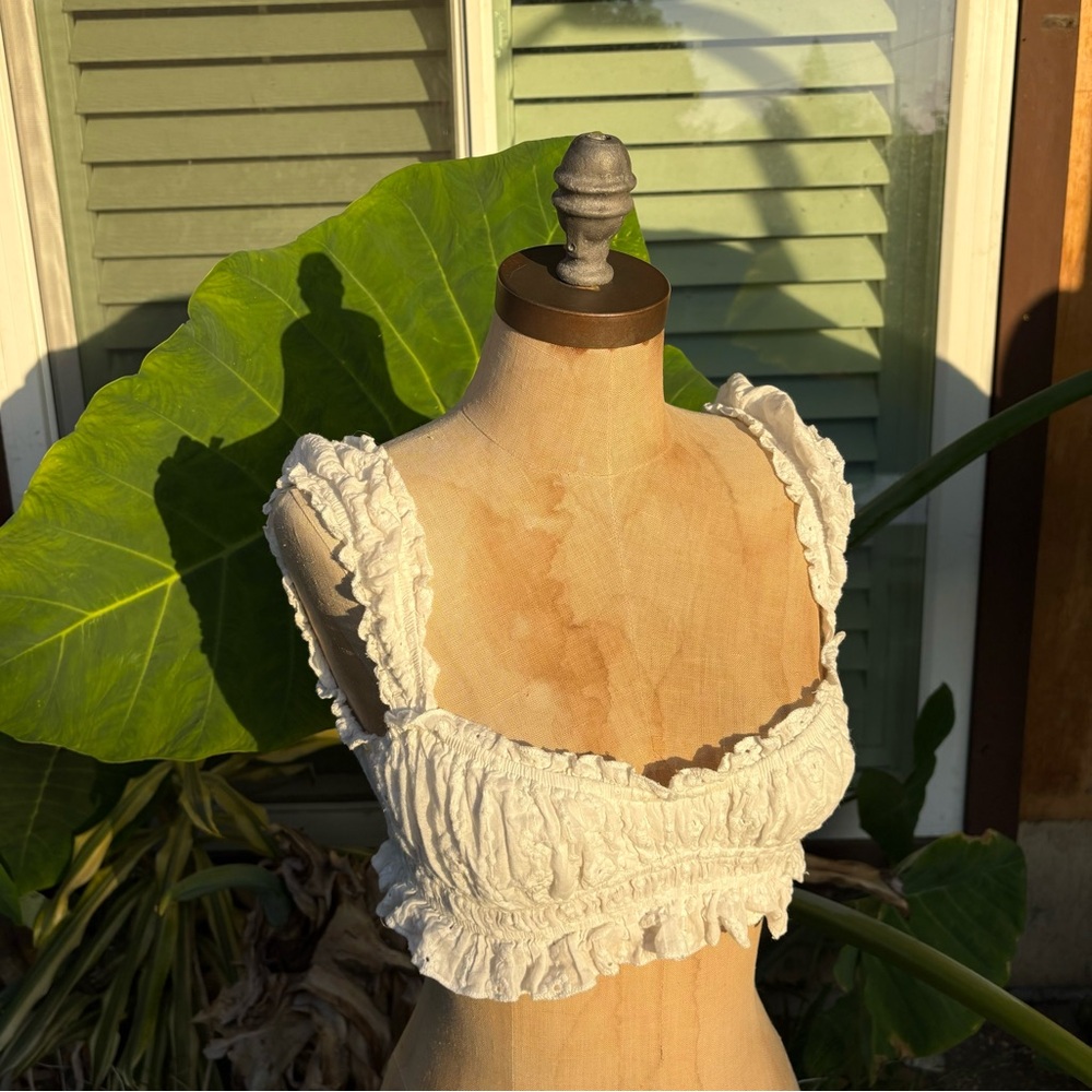 Eyelet embroidered cropped cami 🌿